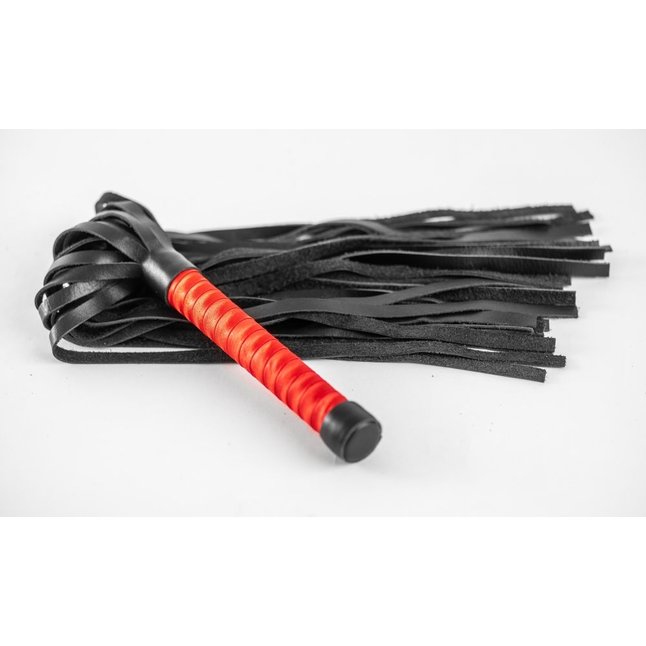 Черная кожаная плеть с красной ручкой - 50 см - Romantic Arsenal. Фотография 5.