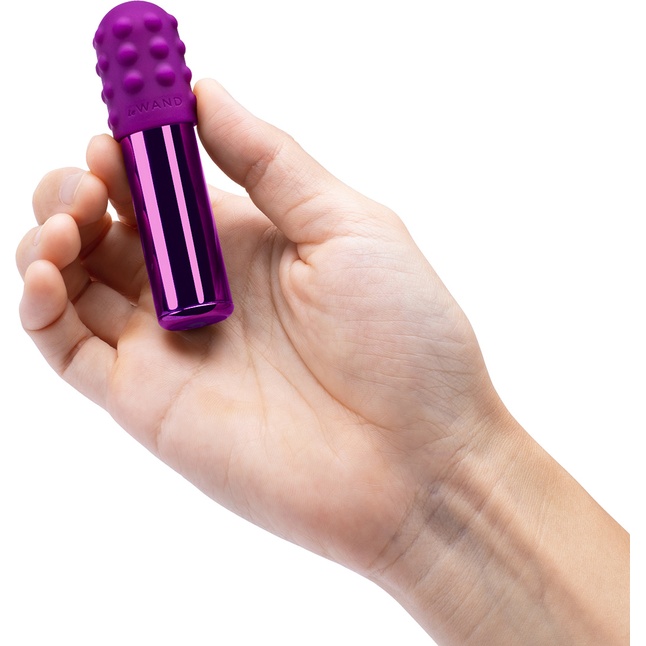 Фиолетовая вибропулька Le Wand Bullet с 2 нежными насадками. Фотография 4.