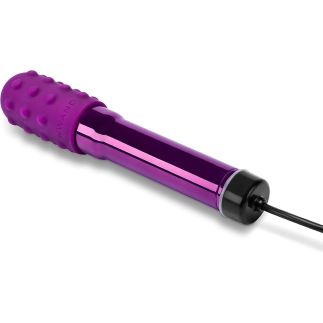 Фиолетовый жезловый вибратор Le Wand Grand Bullet с двумя нежными насадками. Фотография 3.