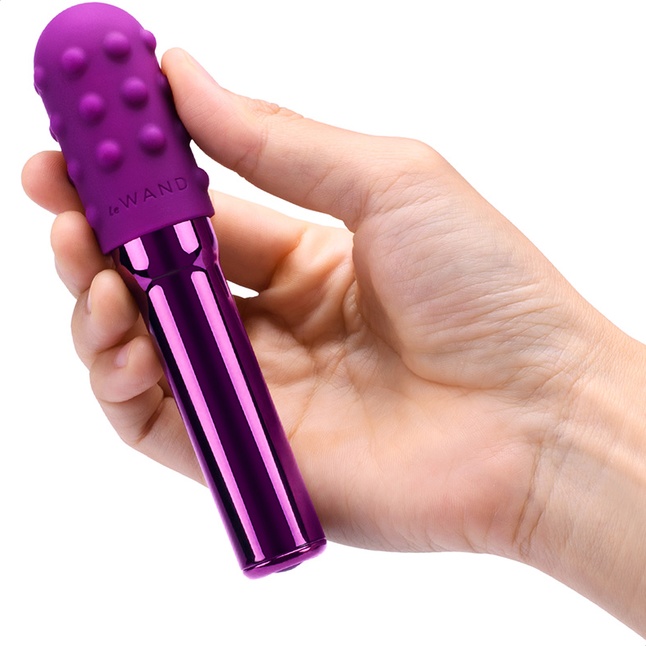 Фиолетовый жезловый вибратор Le Wand Grand Bullet с двумя нежными насадками. Фотография 4.