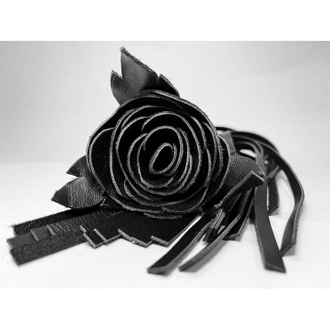 Черная кожаная плеть с розой в рукояти - 40 см. Фотография 3.