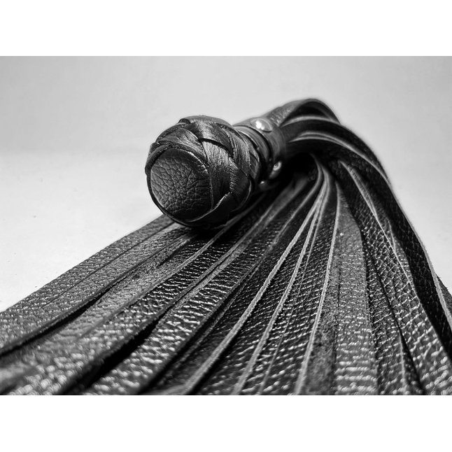Черная генитальная кожаная плеть - 30 см. Фотография 3.