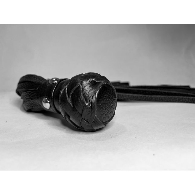 Черная генитальная кожаная плеть - 30 см. Фотография 5.
