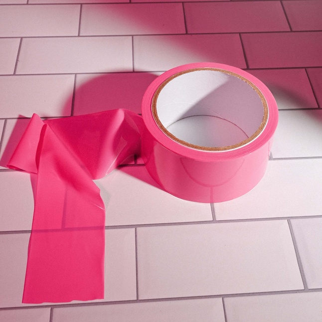 Розовая лента для бондажа Pink Bondage Tape - 20 м. Фотография 9.