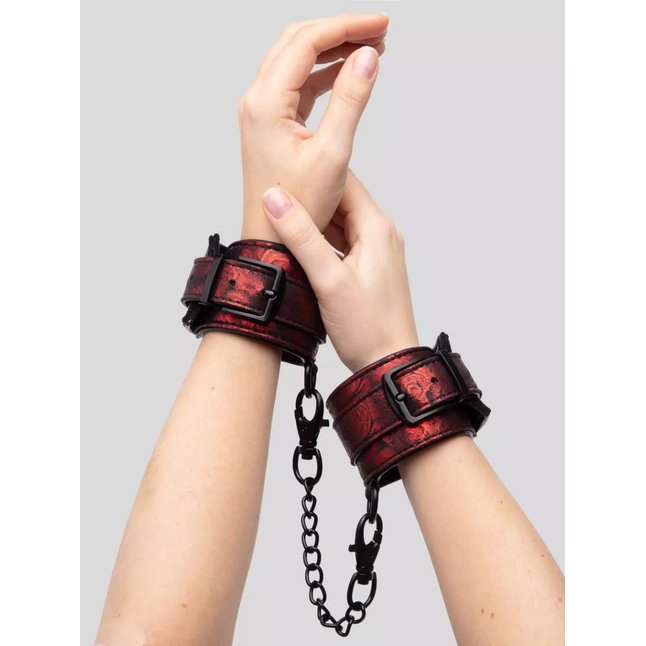 Красно-черные наручники Reversible Faux Leather Wrist Cuffs - Sweet Anticipation. Фотография 7.