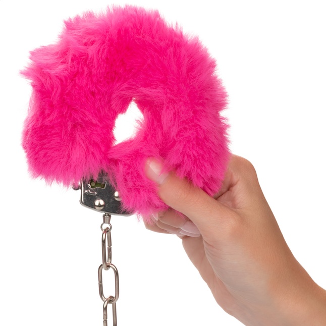 Металлические наручники с розовым мехом Ultra Fluffy Furry Cuffs. Фотография 2.
