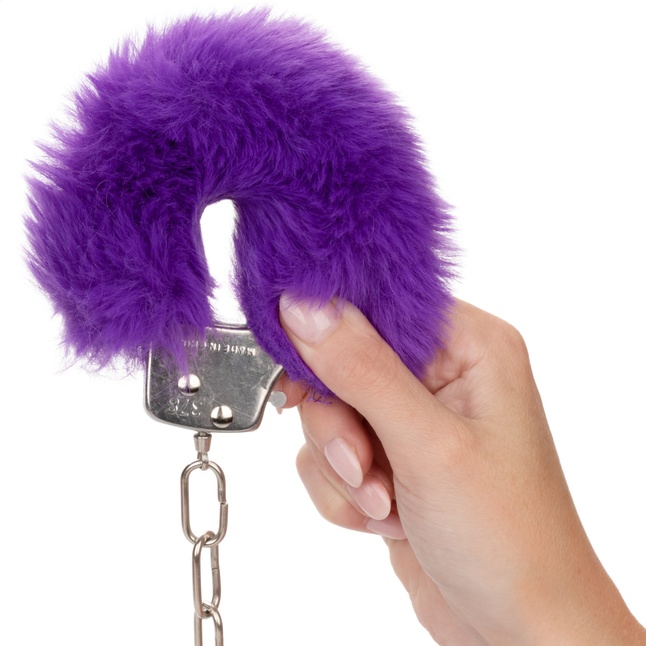 Металлические наручники с фиолетовым мехом Ultra Fluffy Furry Cuffs. Фотография 2.