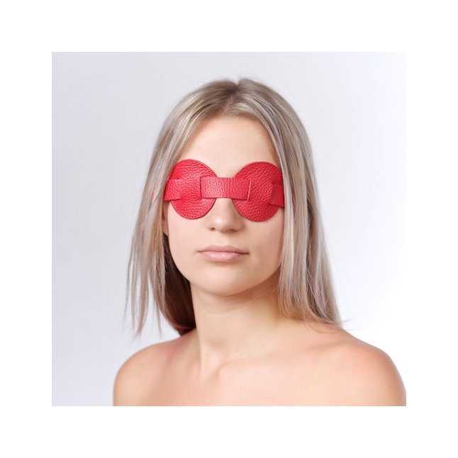 Красная кожаная маска на глаза для эротических игр - BDSM accessories. Фотография 2.