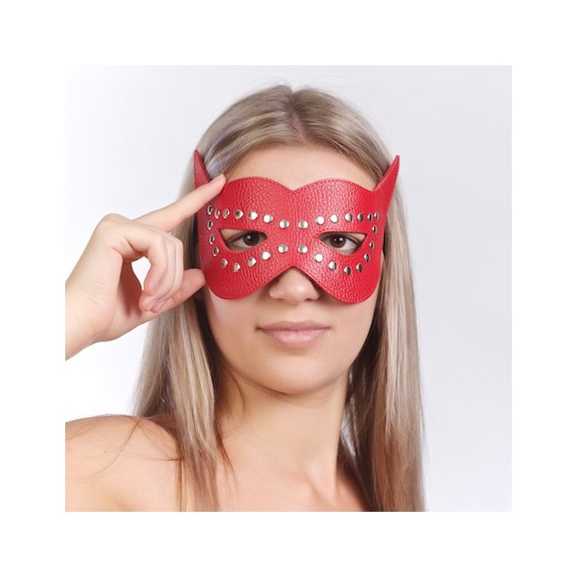 Красная маска на глаза с разрезами и заклепками - BDSM accessories