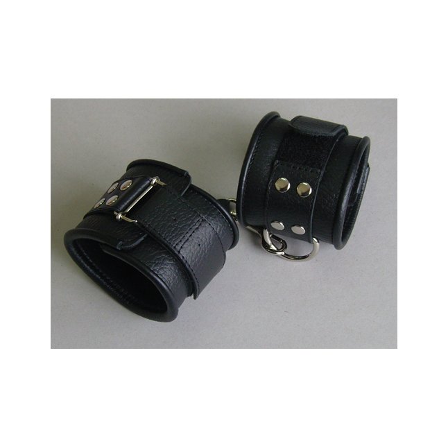 Чёрные кожаные наручники с ремешком с двумя карабинами - BDSM accessories