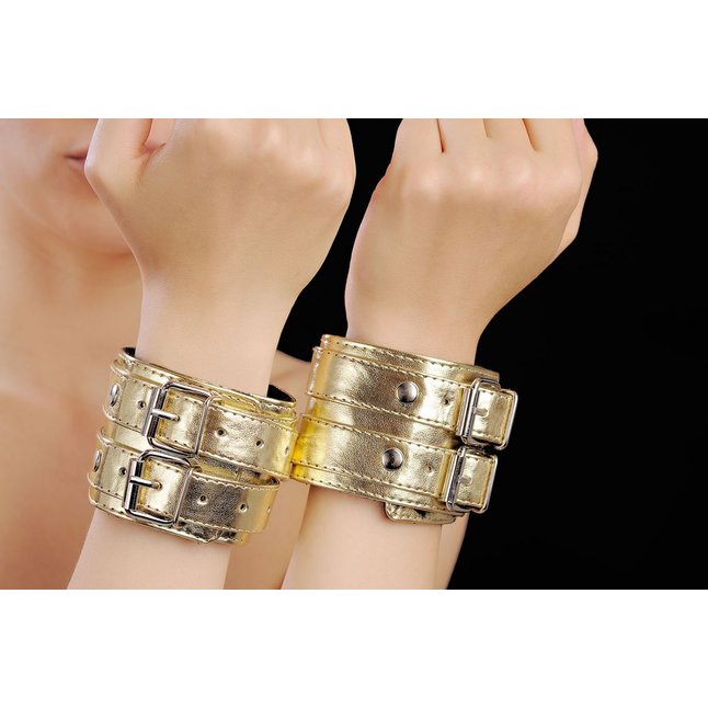 Золотистые наручники, соединенные коротким ремешком - BDSM accessories