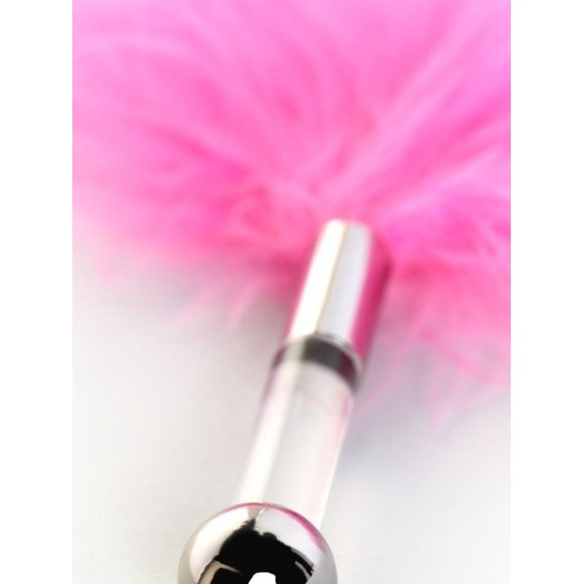 Кисточка для щекотания с розовыми пёрышками - 13 см. Фотография 2.