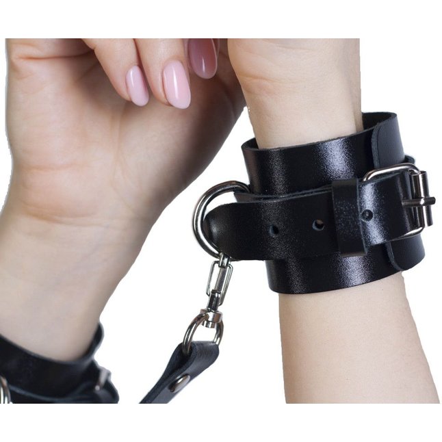 Черные кожаные наручники с соединением на карабинах. Фотография 4.
