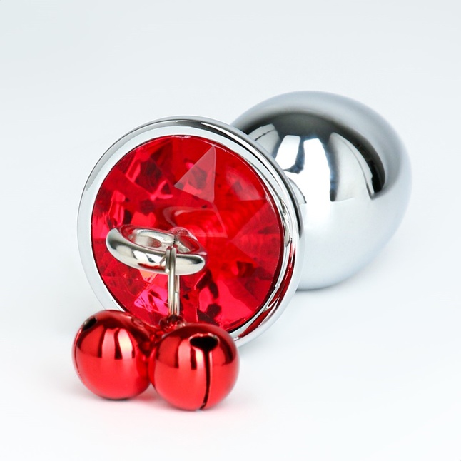 Серебристая анальная пробка с колокольчиками и красным кристаллом - 7 см - Оки-Чпоки