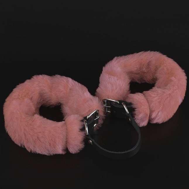 Черные кожаные оковы со съемной розовой опушкой - BDSM accessories
