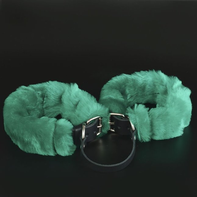 Черные кожаные оковы со съемной зеленой опушкой - BDSM accessories. Фотография 3.