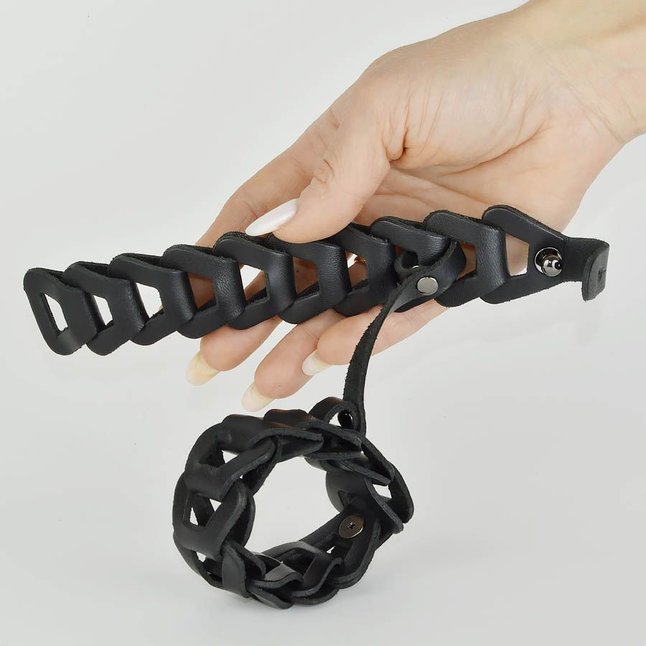 Черные кожаные наручники Клеопатра - BDSM accessories. Фотография 5.