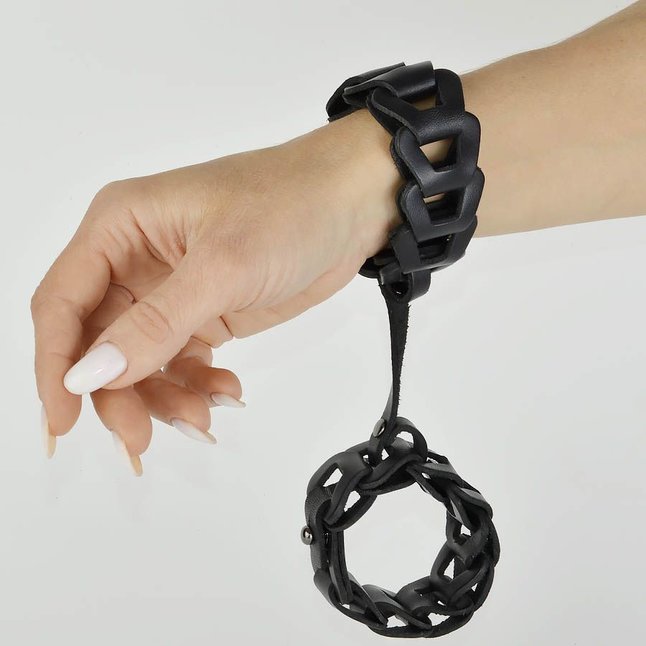 Черные кожаные наручники Клеопатра - BDSM accessories