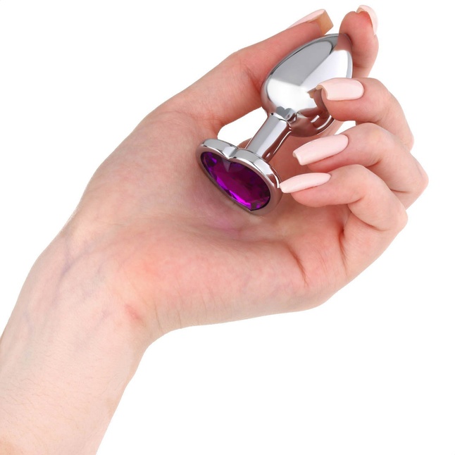 Серебристая анальная пробка с фиолетовым кристаллом в форме сердца - 7 см - Оки-Чпоки. Фотография 3.