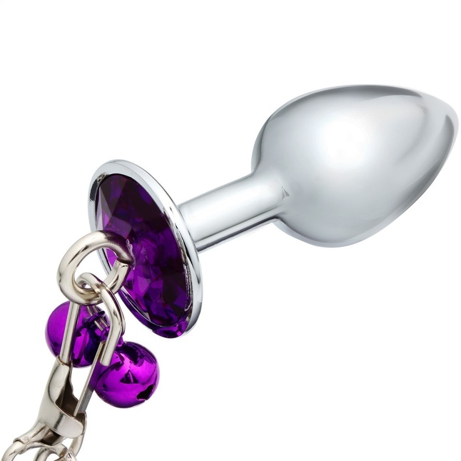 Серебристая анальная пробка с фиолетовым кристаллом, колокольчиками и поводком - Оки-Чпоки. Фотография 2.