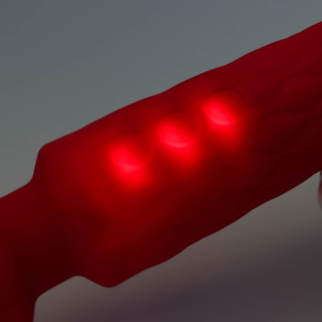 Красный жезловый вибромассажер с рифленой ручкой - 20,4 см - Оки-Чпоки. Фотография 2.