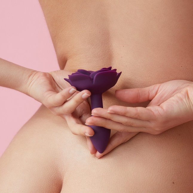 Фиолетовая анальная пробка с ограничителем-розой Open Rose Size S Butt Plug. Фотография 9.