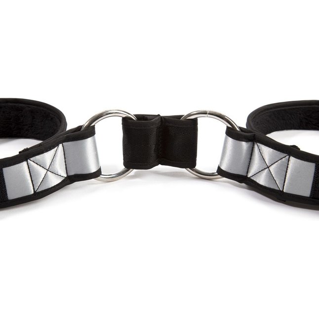 Серебристо-чёрные наручники с меховой подкладкой Promise to Obey - Fifty Shades of Grey. Фотография 2.
