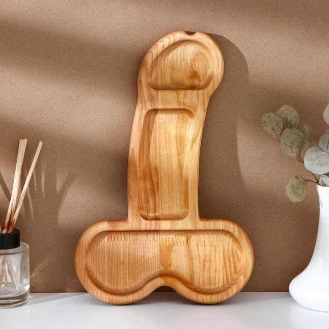 Деревянное блюдо для подачи в форме члена (32,5 х 20 х 1,7 см). Фотография 4.