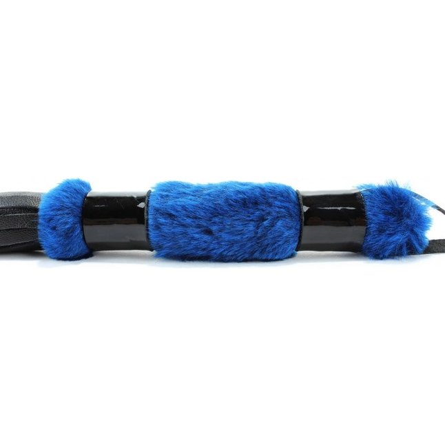 Черная плеть с синей меховой рукоятью - 44 см - BDSM Light. Фотография 5.