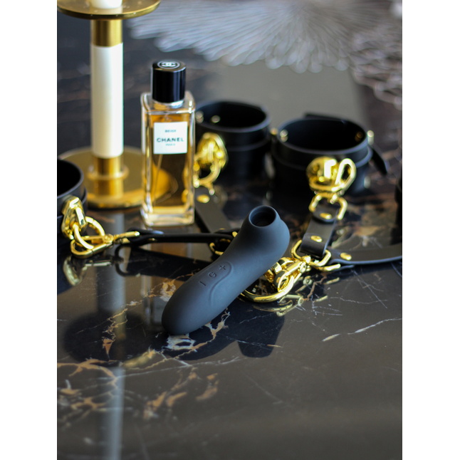 Черный вакуумный стимулятор клитора Curvy. Фотография 7.