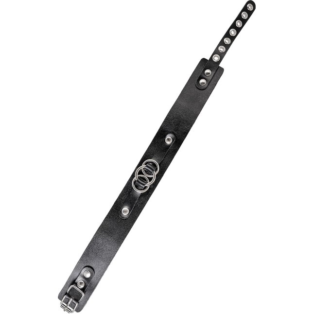 Черный чокер-ошейник со связанными кольцами на подложке. Фотография 4.