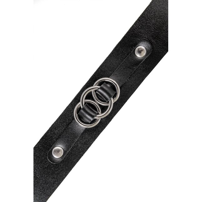 Черный чокер-ошейник со связанными кольцами на подложке. Фотография 6.