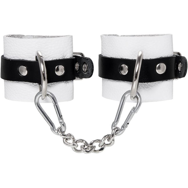 Бело-черные кожаные наручники с одним ремешком с люверсами. Фотография 2.
