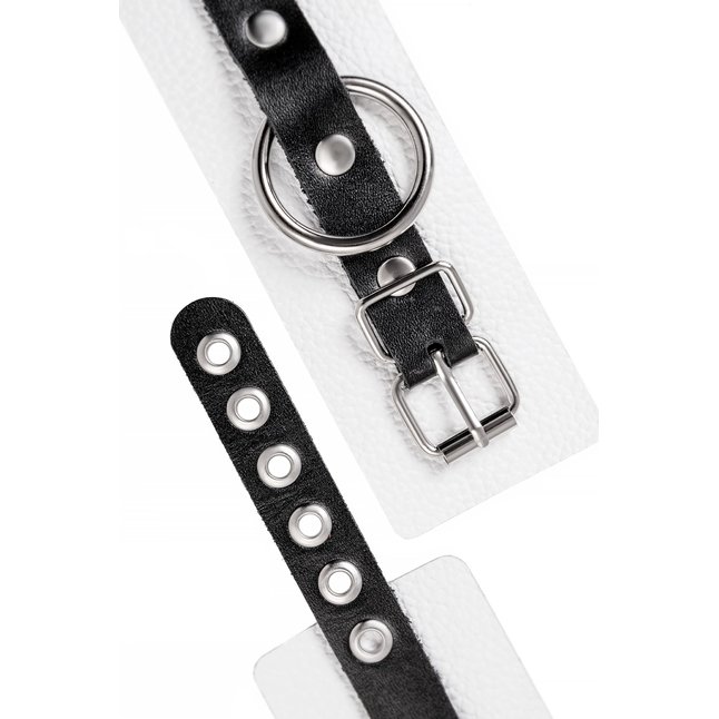 Бело-черные кожаные наручники с одним ремешком с люверсами. Фотография 6.