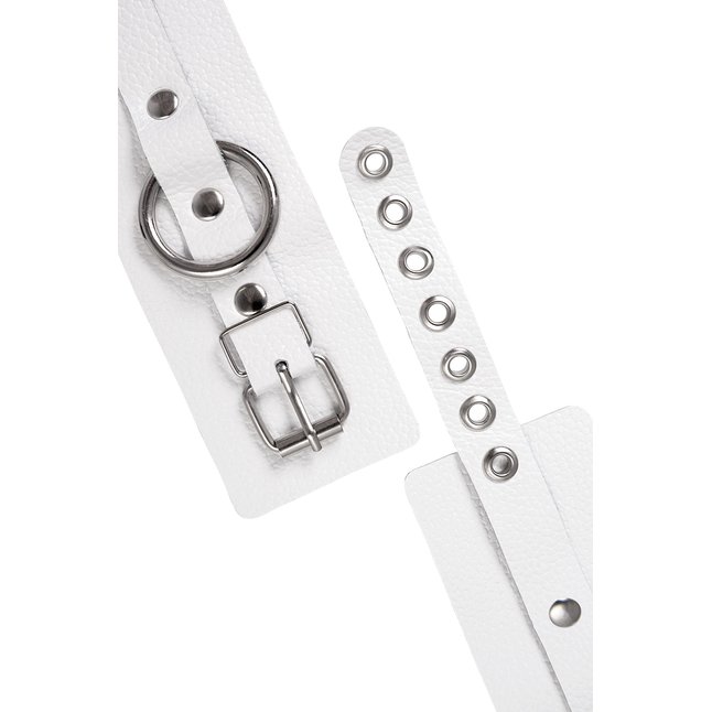 Белые мягкие кожаные наручники с люверсами. Фотография 6.
