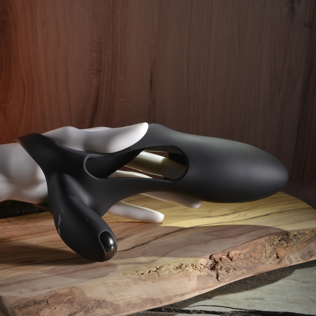 Черная насадка на пенис с вибрацией Nautilus. Фотография 17.