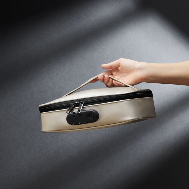 Золотистая сумочка для хранения игрушек Discreet Box. Фотография 6.