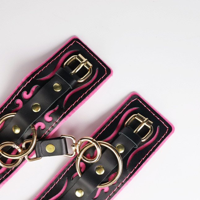 Черные кожаные наручники с розовой строчкой. Фотография 4.