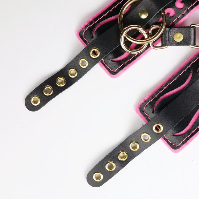 Черные кожаные наручники с розовой строчкой. Фотография 5.