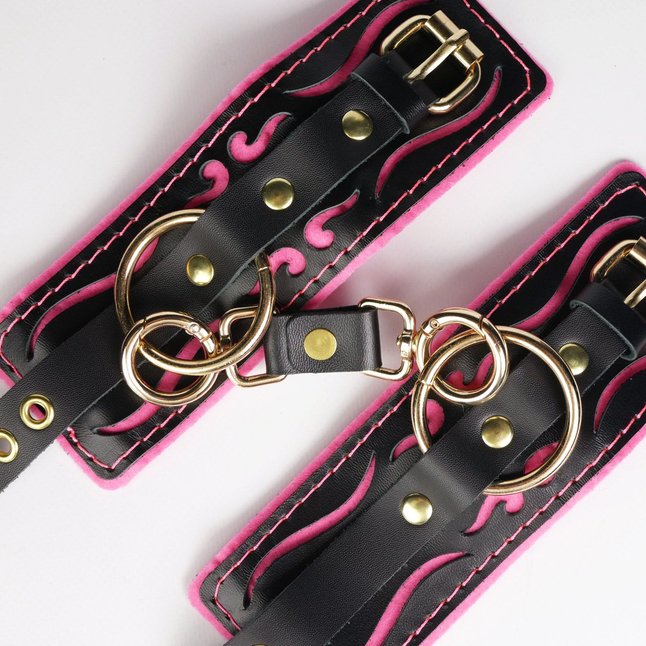 Черные кожаные наручники с розовой строчкой. Фотография 6.