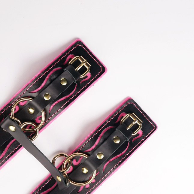 Черные кожаные оковы с розовой строчкой. Фотография 4.