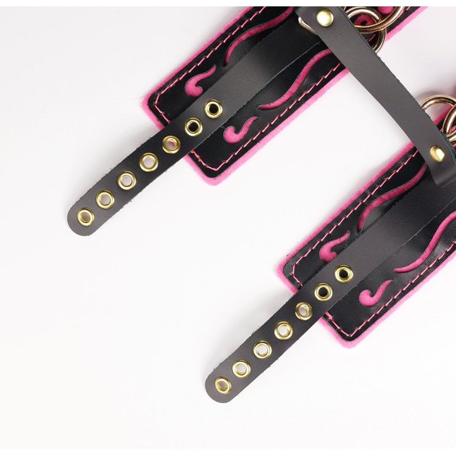 Черные кожаные оковы с розовой строчкой. Фотография 5.