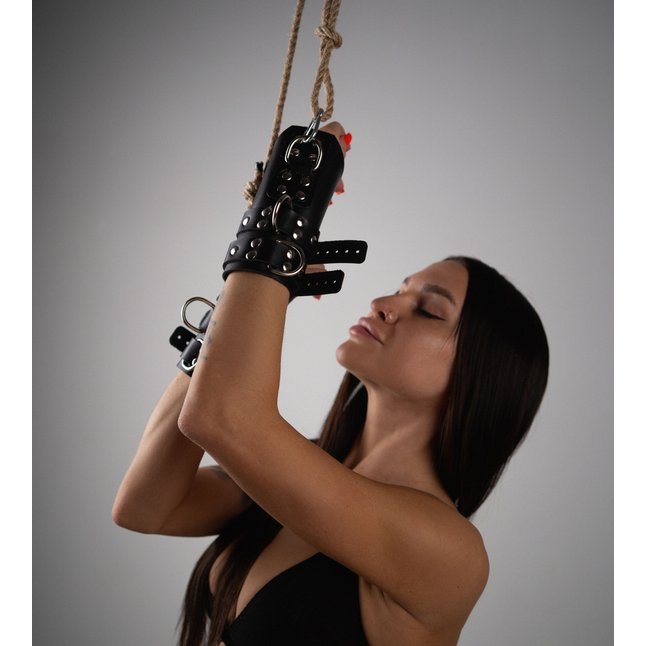 Черные высокие кожаные наручники для подвешивания. Фотография 2.