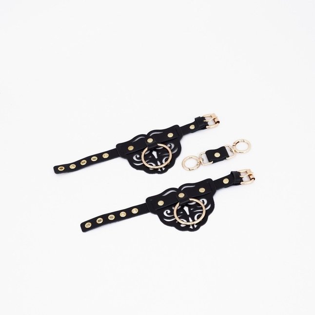 Черные кожаные наручники с клепками, кольцами и золотистой фурнитурой
