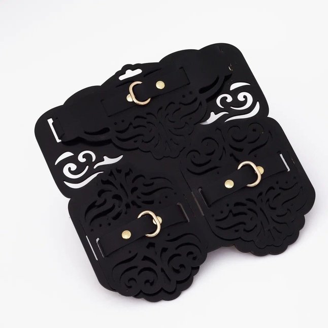 Фигурный набор для БДСМ-игр с узорами и золотистой фурнитурой