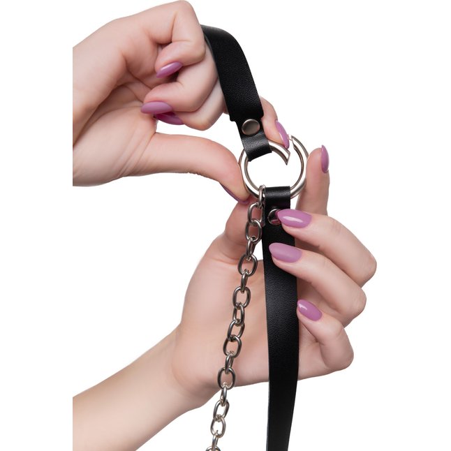 Черная портупея-чокер с поводком и карабином в виде кольца. Фотография 11.