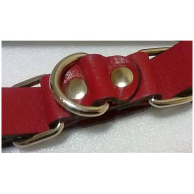Красные ременные наручники с полукольцом. Фотография 2.
