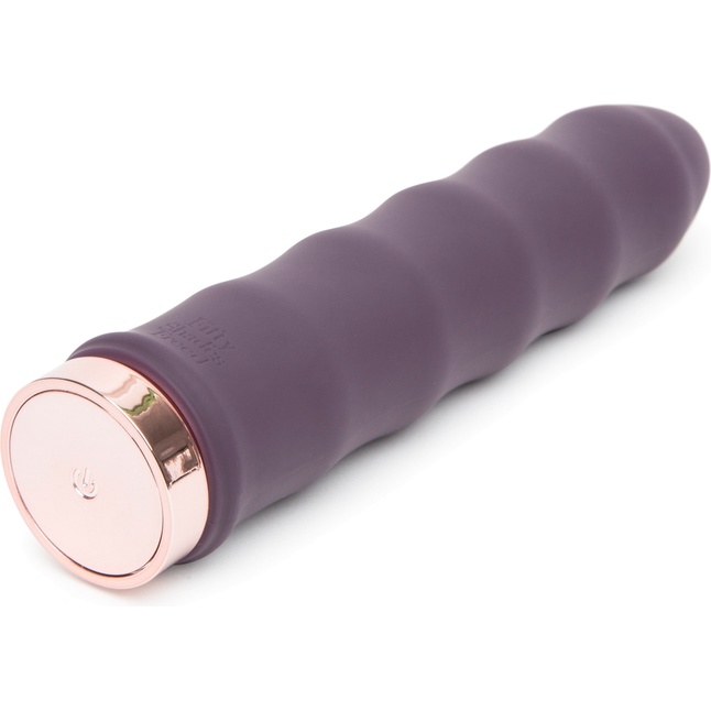 Фиолетовый вибратор с волнообразным стволом Deep Inside Rechargeable Classic Wave Vibrator - 16,5 см - Fifty Shades Freed. Фотография 4.