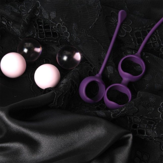 Фиолетовые вагинальные шарики Cosmo Balls с парой сменных шаров. Фотография 3.