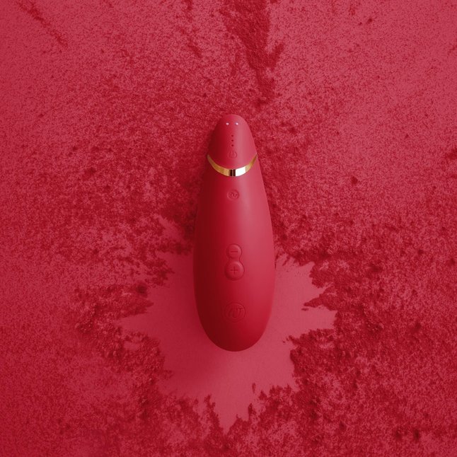 Красный бесконтактный клиторальный стимулятор Womanizer Premium. Фотография 7.